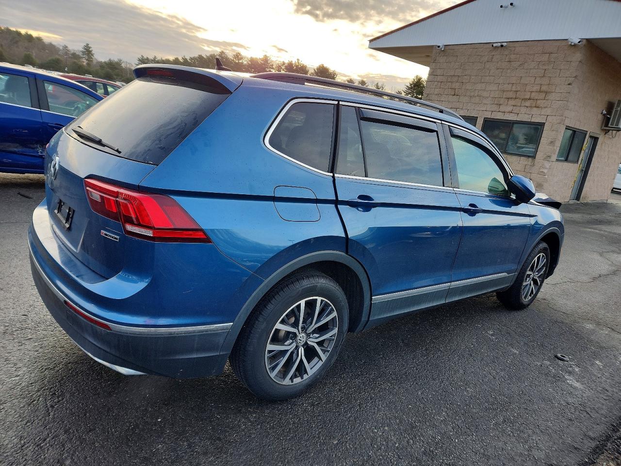2020 VOLKSWAGEN TIGUAN SE photo 3
