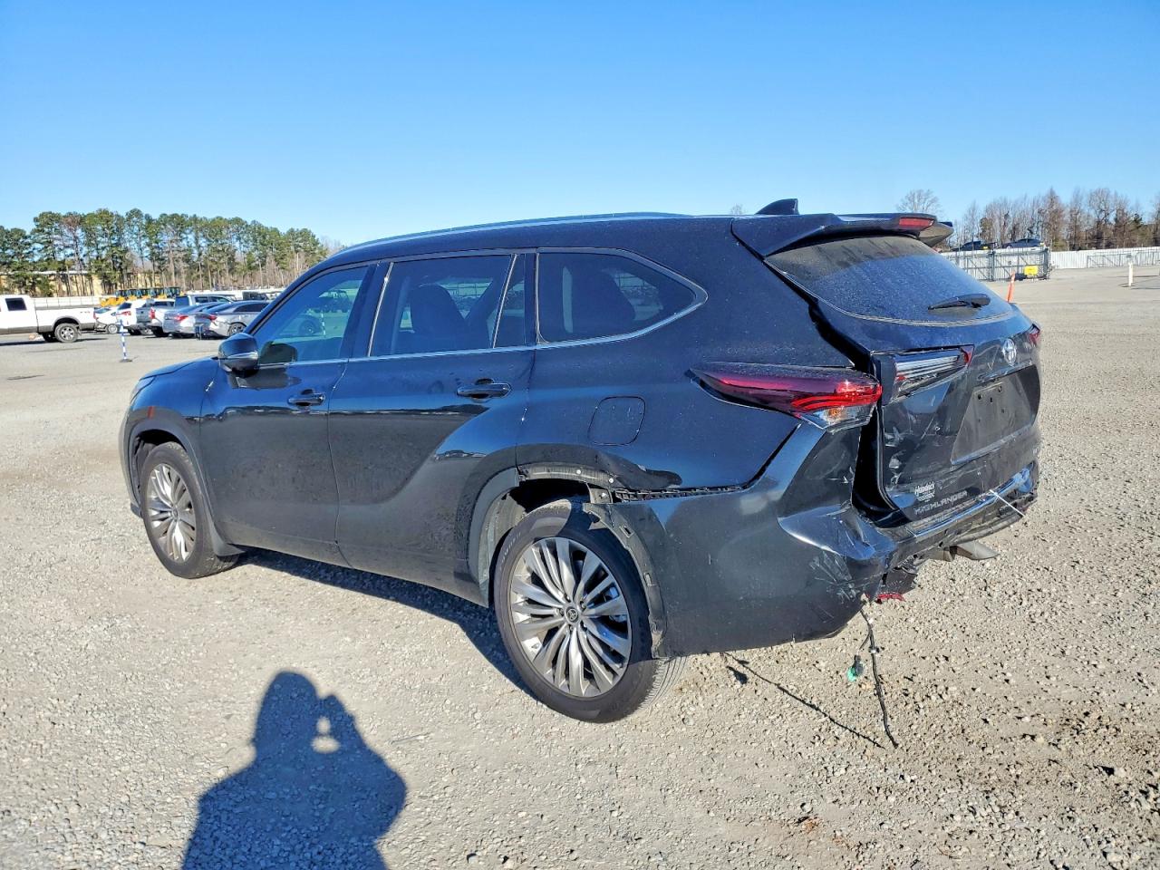 2024 TOYOTA HIGHLANDER LE photo 3