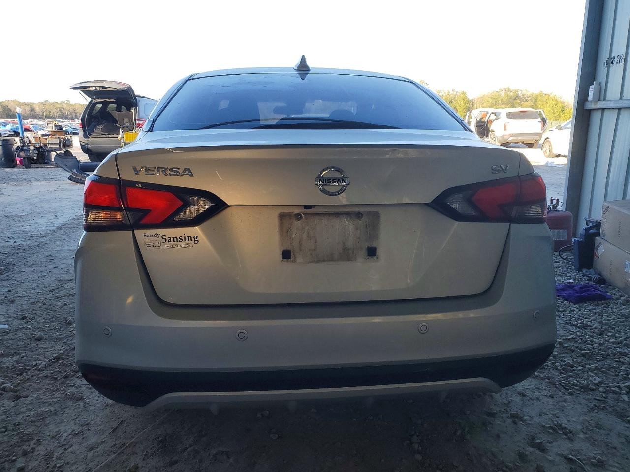 2021 NISSAN VERSA SV photo 6