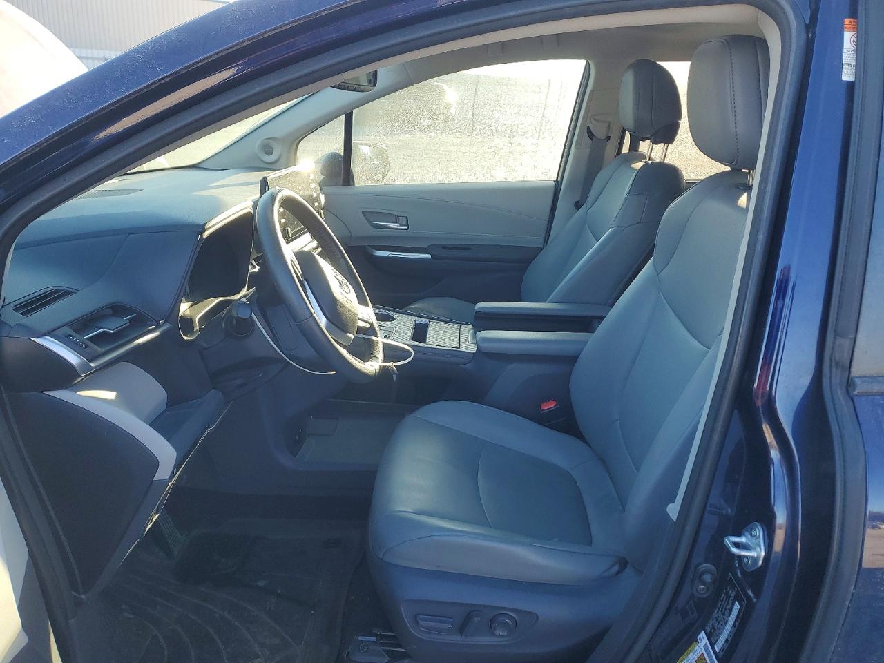 2021 TOYOTA SIENNA XLE photo 13