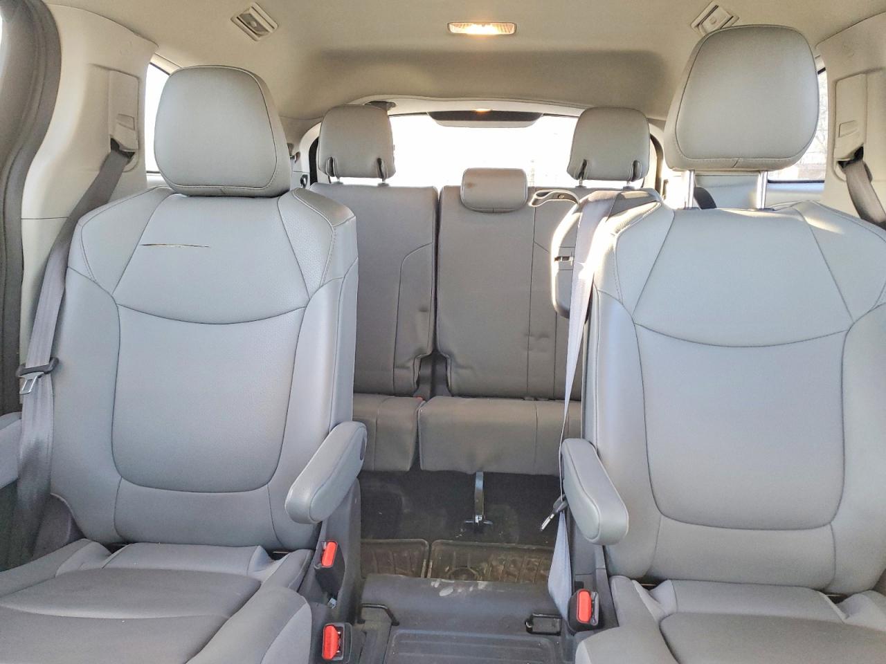 2021 TOYOTA SIENNA XLE photo 19