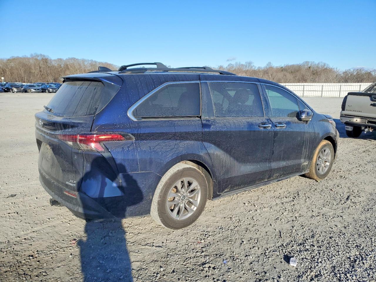 2021 TOYOTA SIENNA XLE photo 5