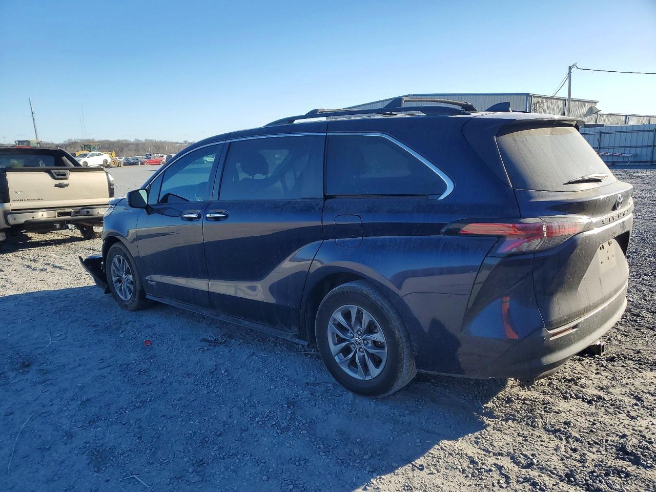 2021 TOYOTA SIENNA XLE photo 3