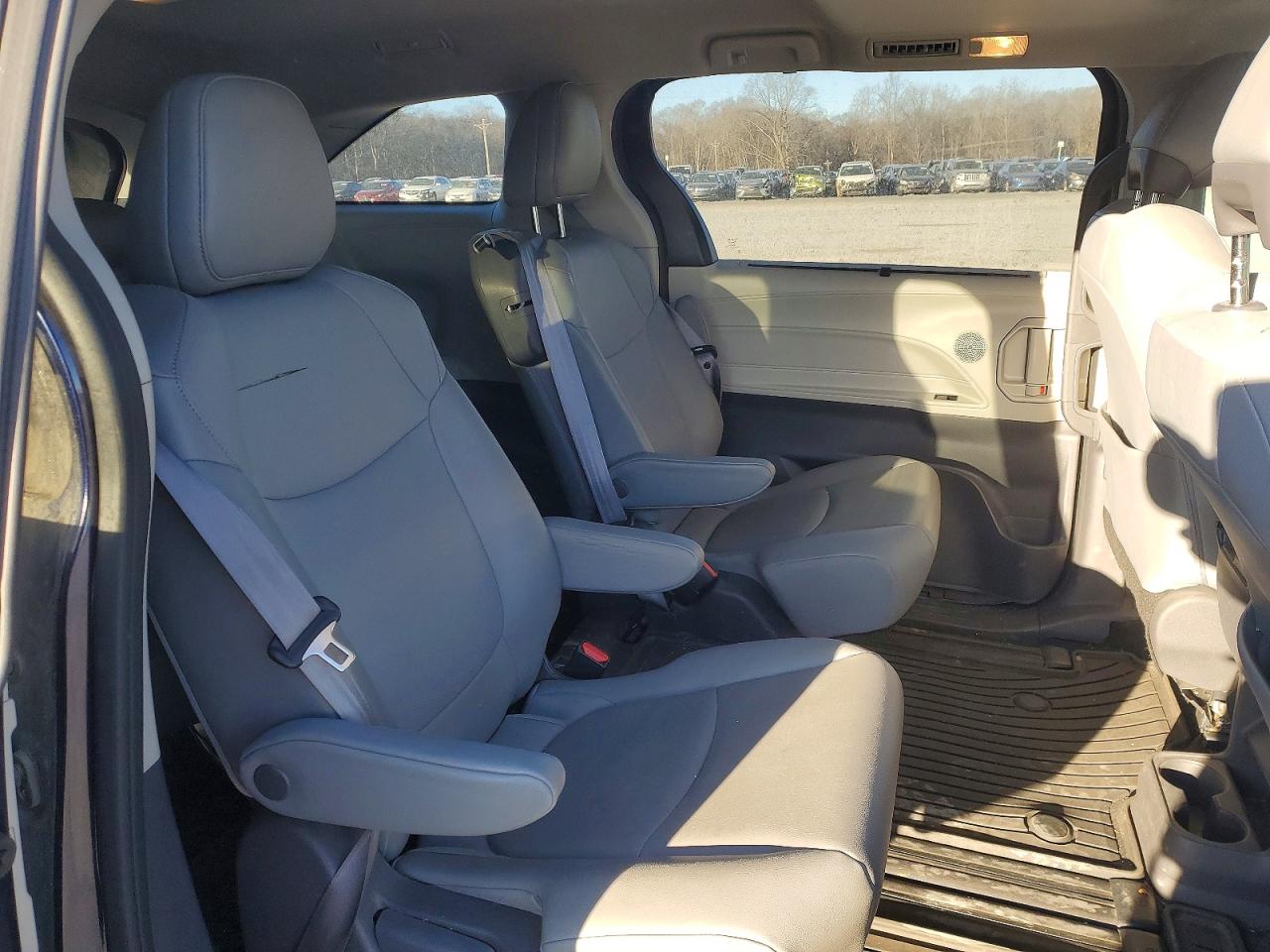 2021 TOYOTA SIENNA XLE photo 21