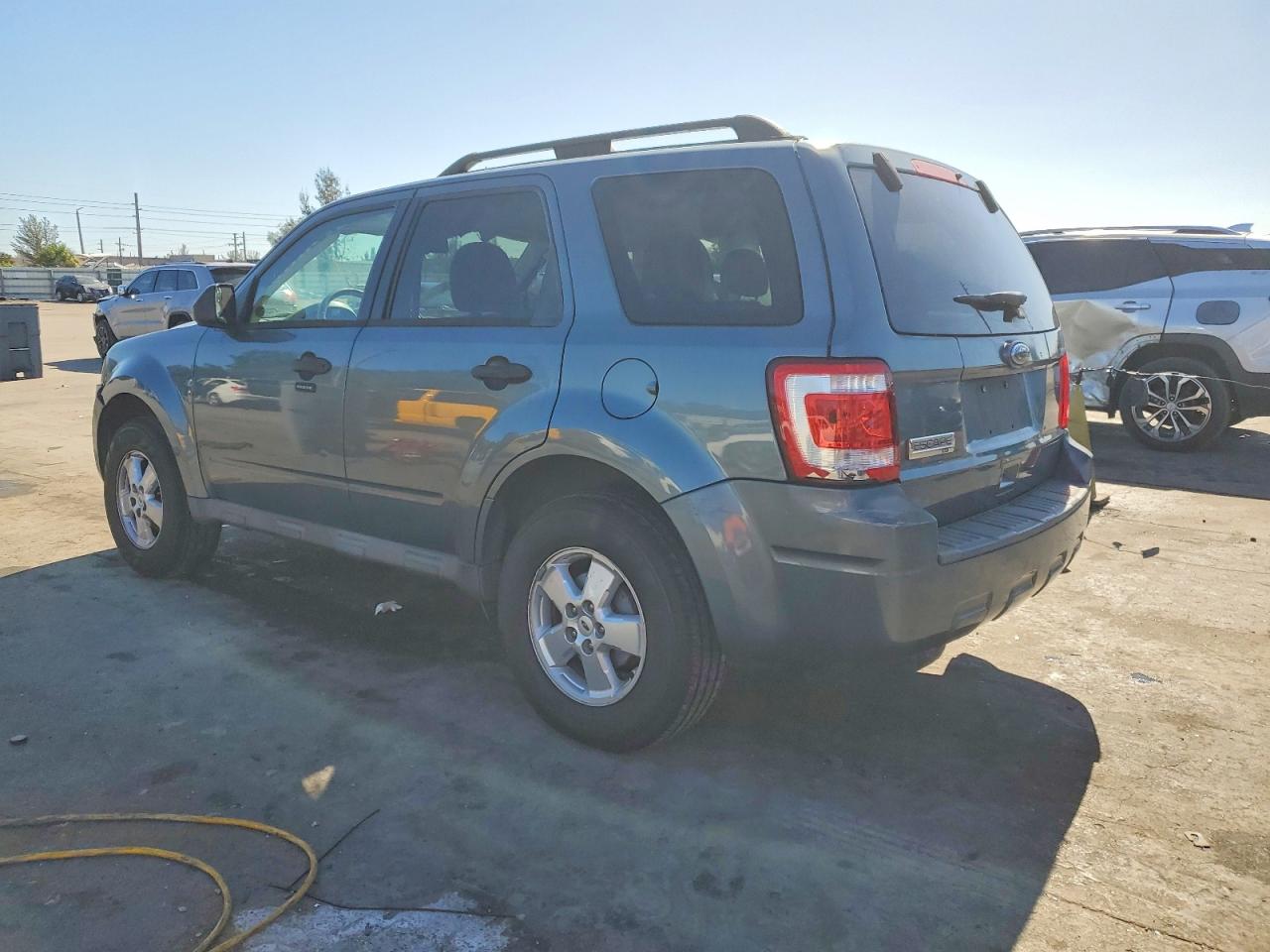 2010 FORD ESCAPE XLT photo 4