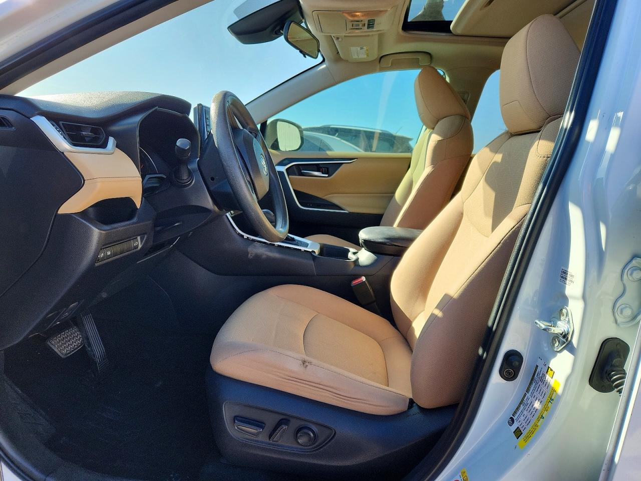 2019 TOYOTA RAV4 XLE photo 7