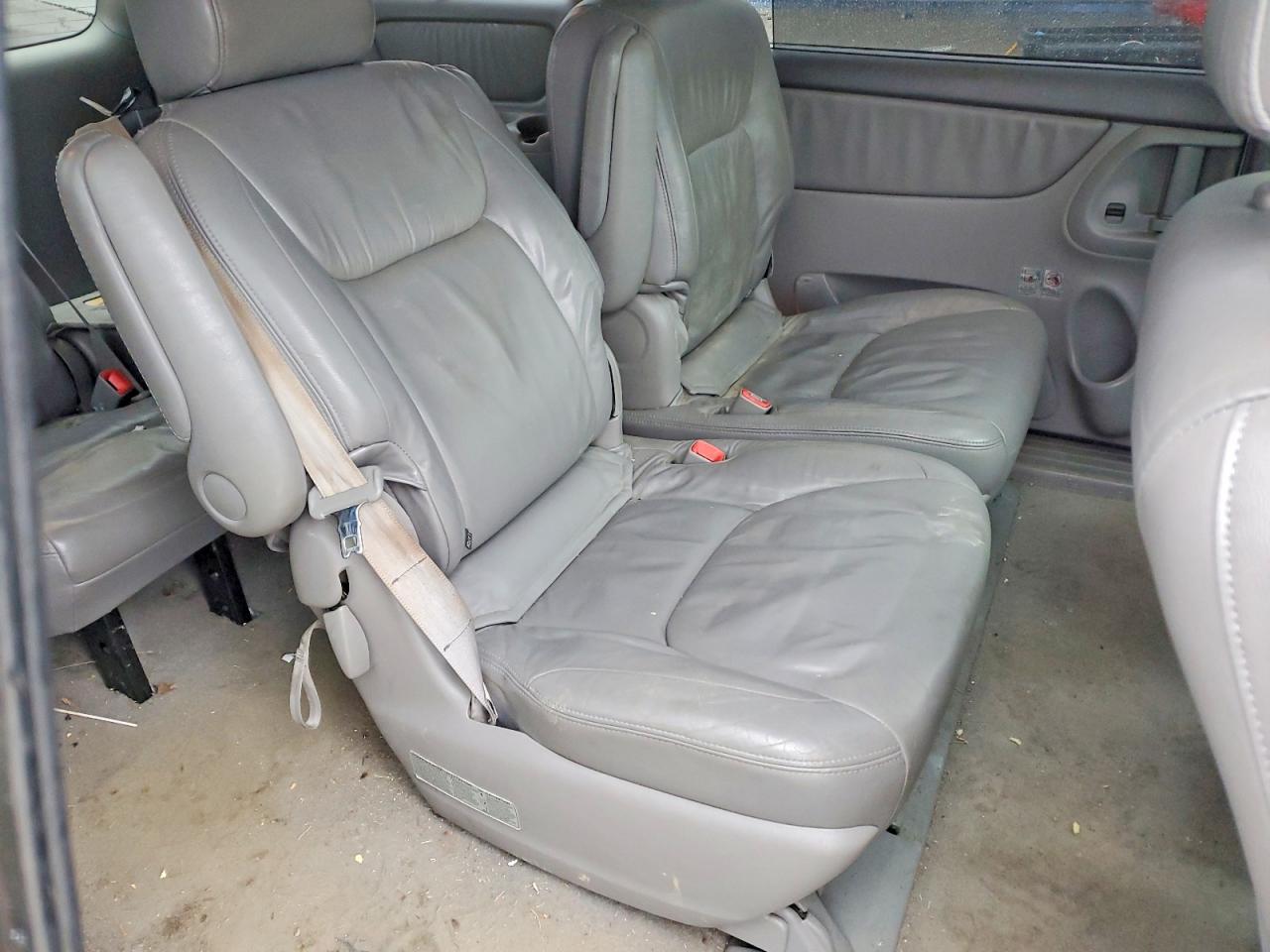2004 TOYOTA SIENNA XLE LIMITED 7 PASSENGER photo 11