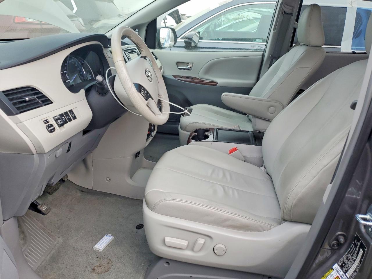 2014 TOYOTA SIENNA photo 13