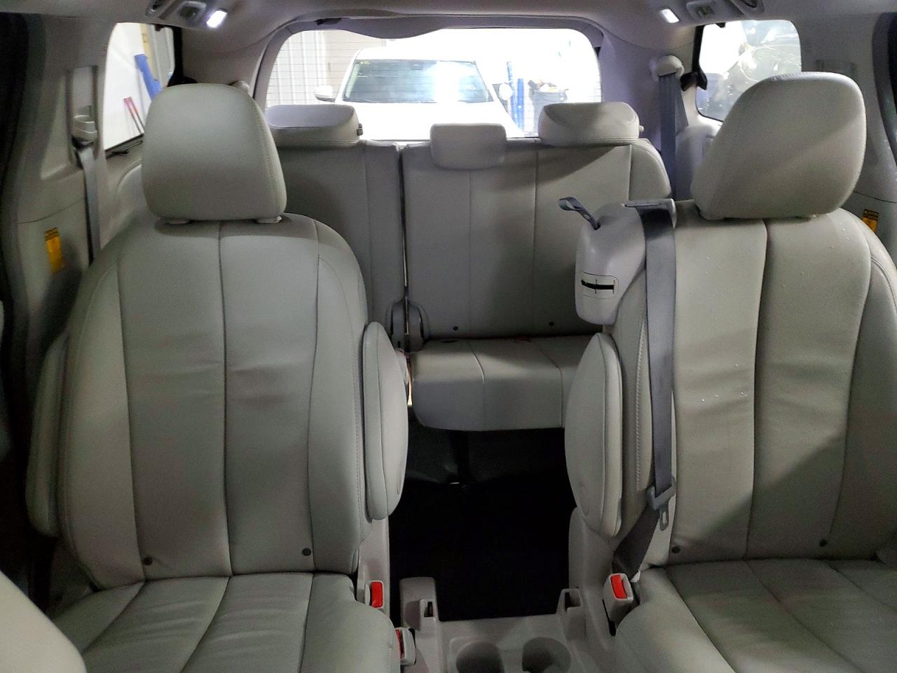 2014 TOYOTA SIENNA photo 19