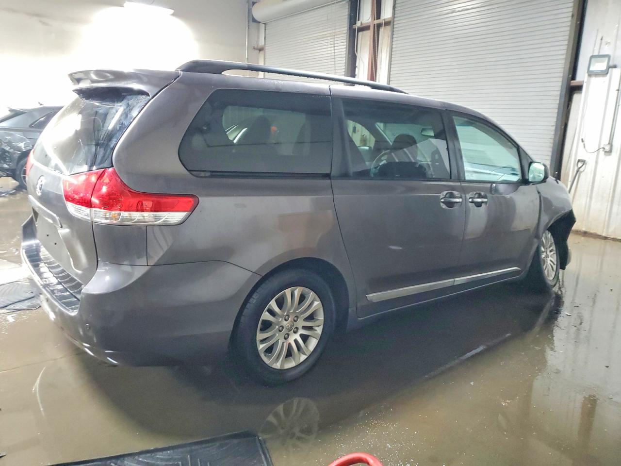 2014 TOYOTA SIENNA photo 5