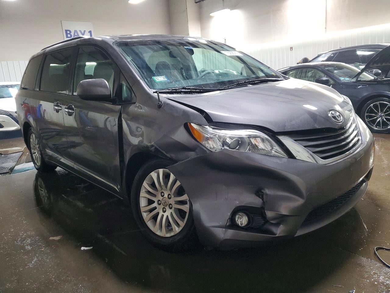 2014 TOYOTA SIENNA photo 7