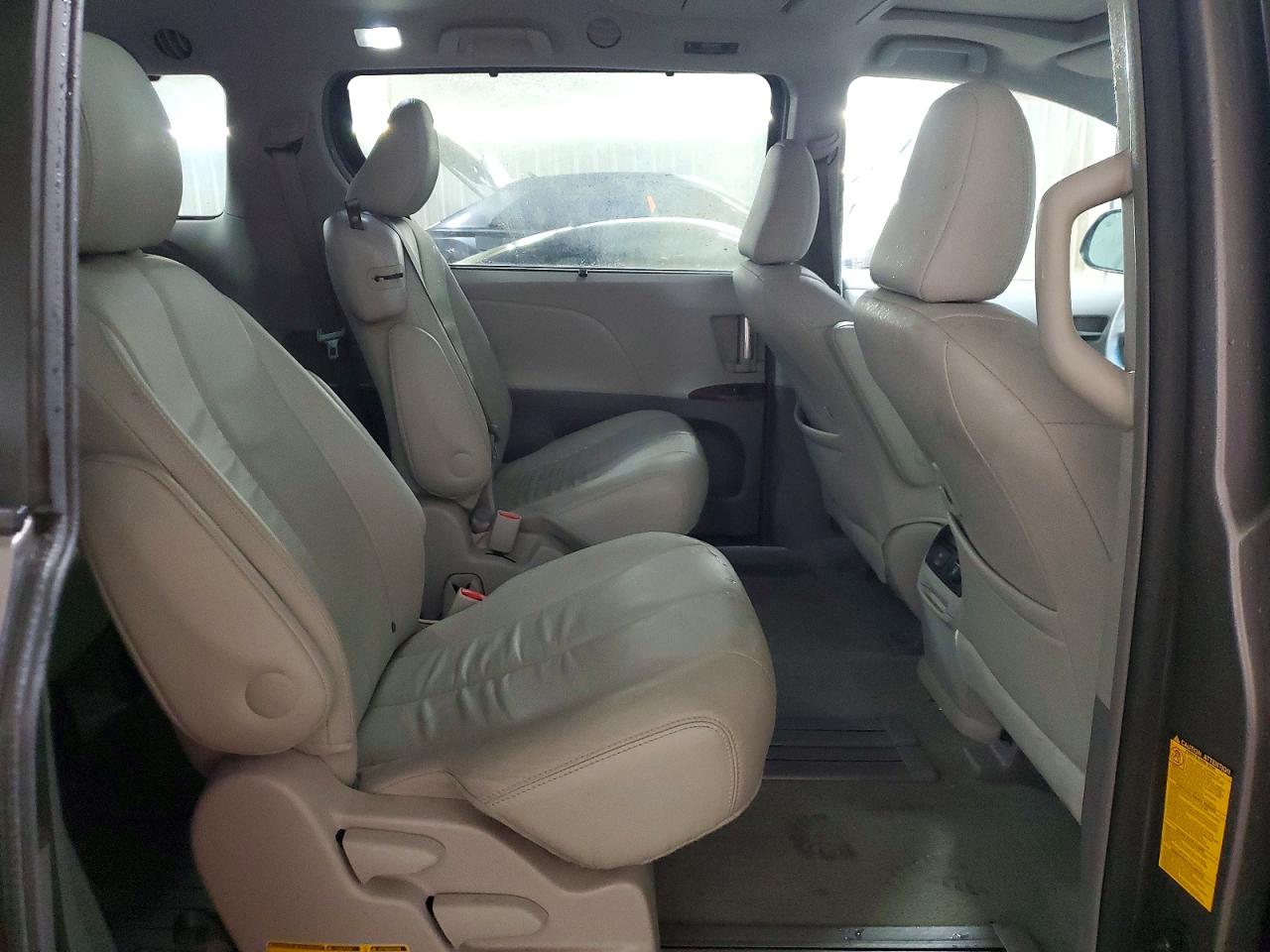 2014 TOYOTA SIENNA photo 21