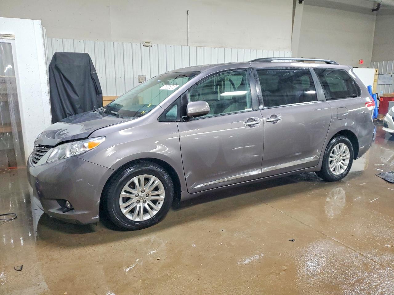 2014 TOYOTA SIENNA photo 2