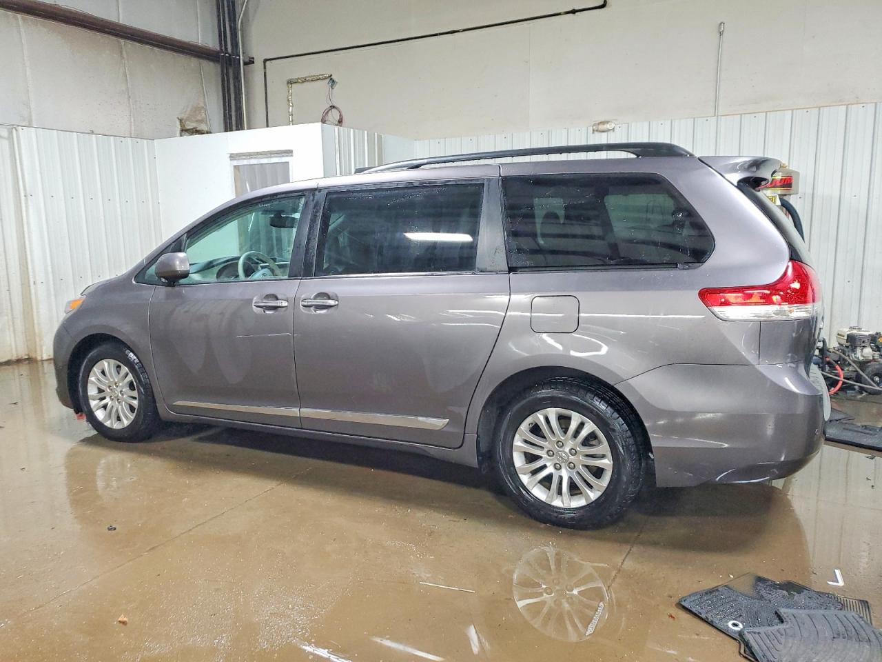 2014 TOYOTA SIENNA photo 3