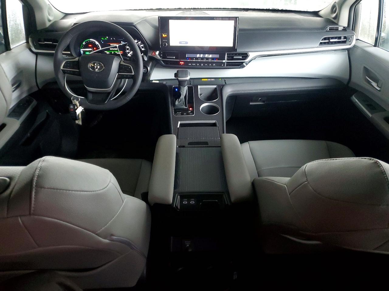 2025 TOYOTA SIENNA XLE photo 8