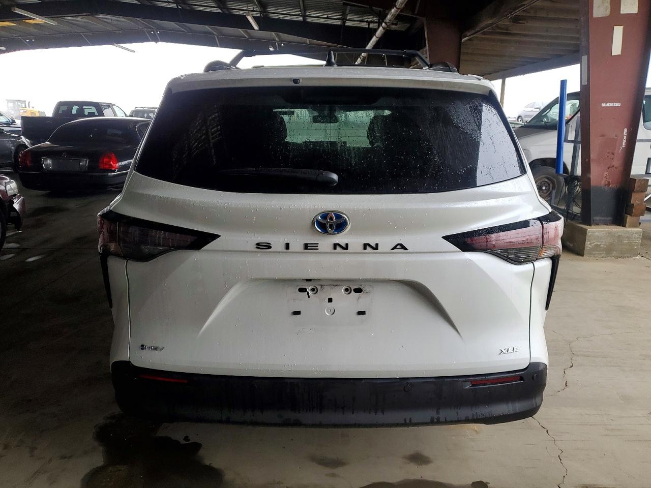 2025 TOYOTA SIENNA XLE photo 6