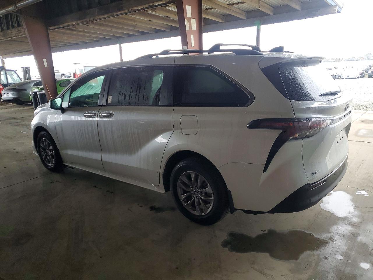 2025 TOYOTA SIENNA XLE photo 2