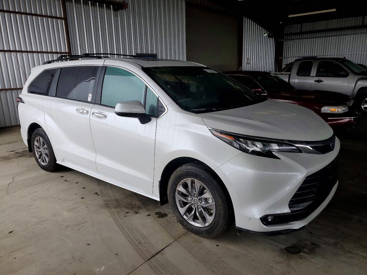 2025 TOYOTA SIENNA XLE photo 4