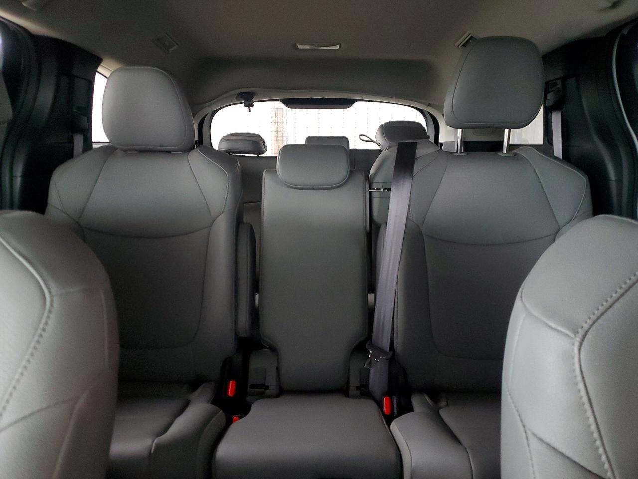 2025 TOYOTA SIENNA XLE photo 10