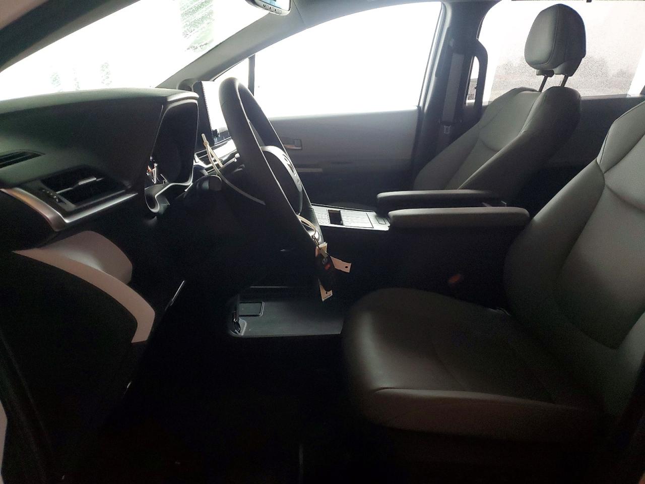 2025 TOYOTA SIENNA XLE photo 7