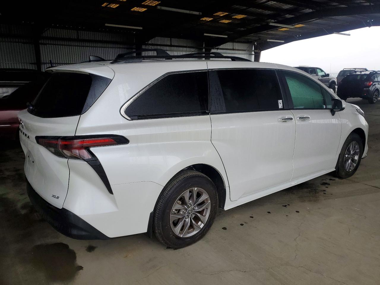 2025 TOYOTA SIENNA XLE photo 3