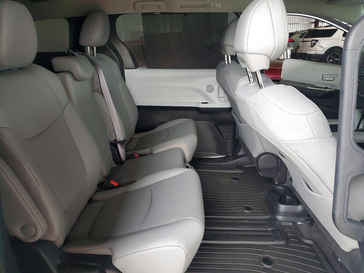 2025 TOYOTA SIENNA XLE photo 11