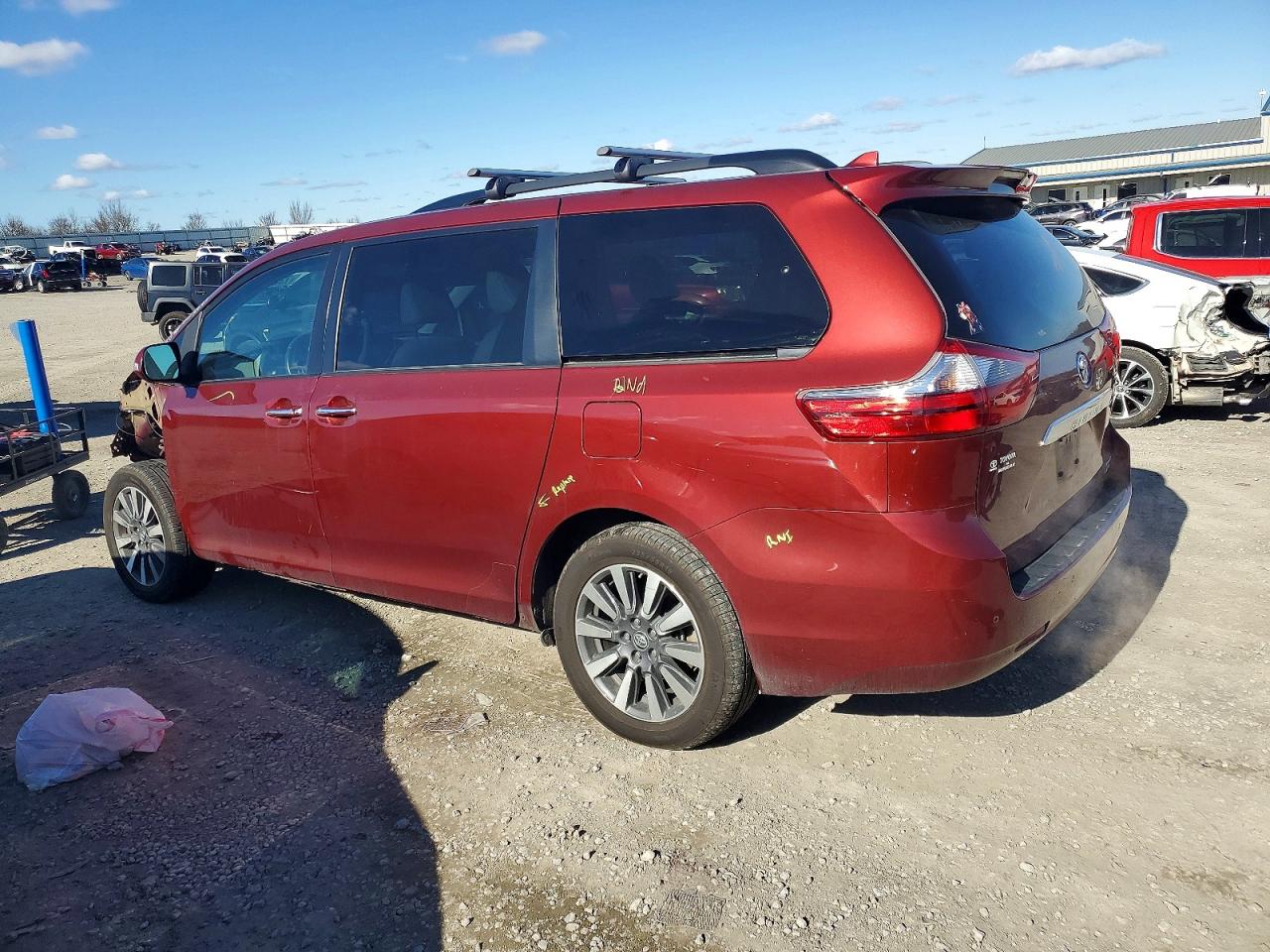 2020 TOYOTA SIENNA XLE photo 3