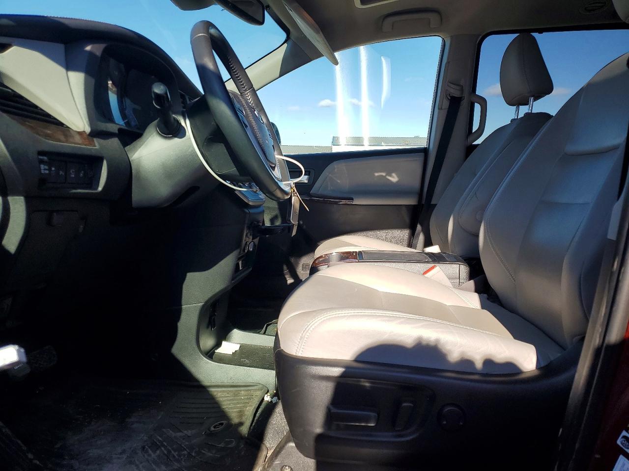 2020 TOYOTA SIENNA XLE photo 13