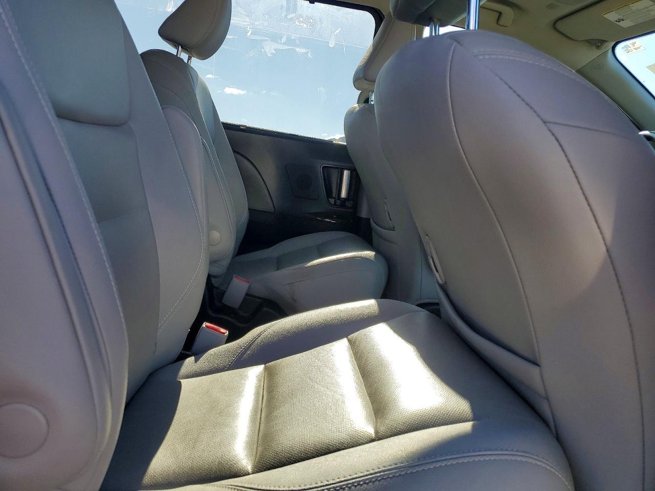 2020 TOYOTA SIENNA XLE photo 21