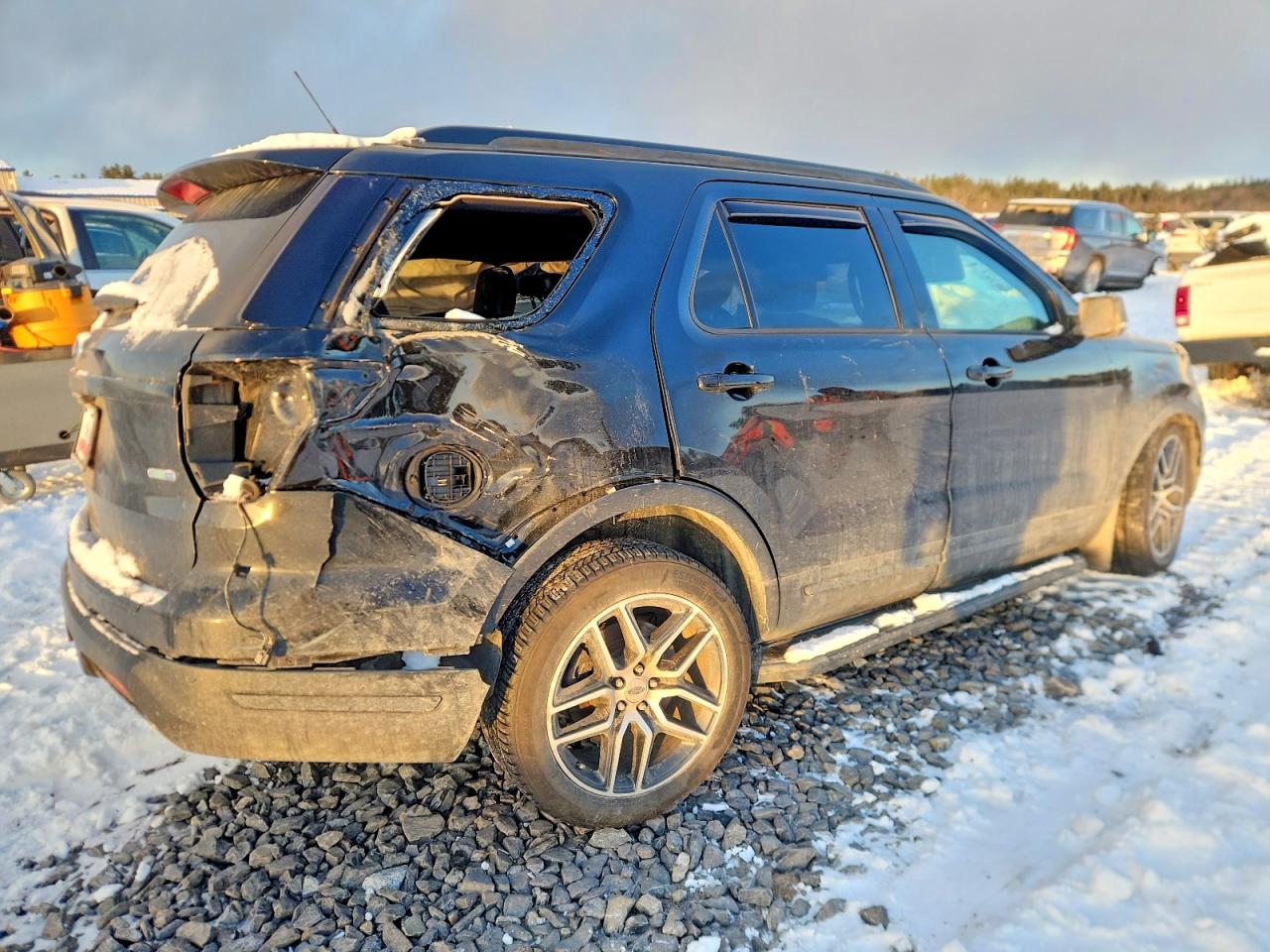 2018 FORD SUBN photo 5