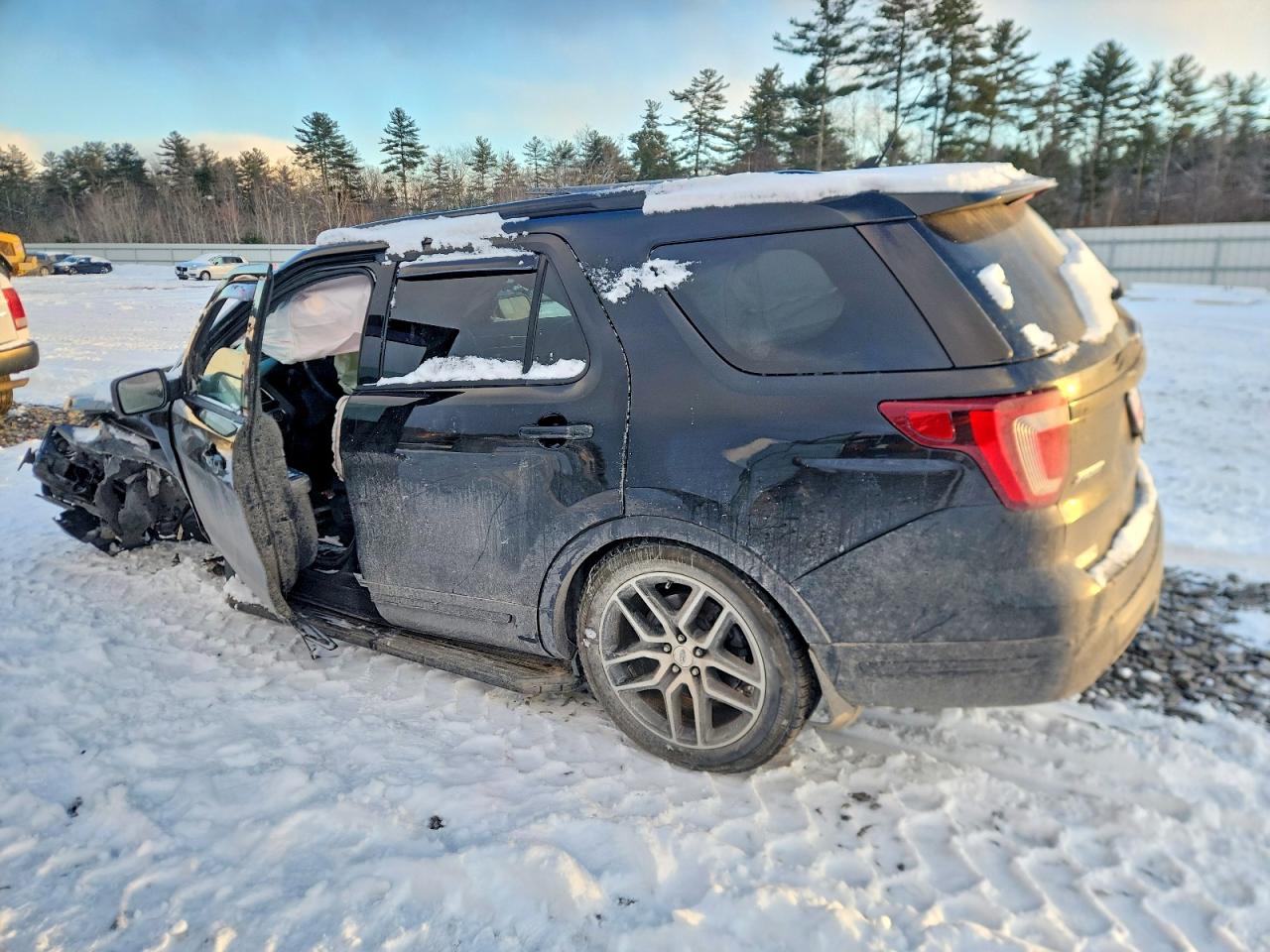 2018 FORD SUBN photo 3