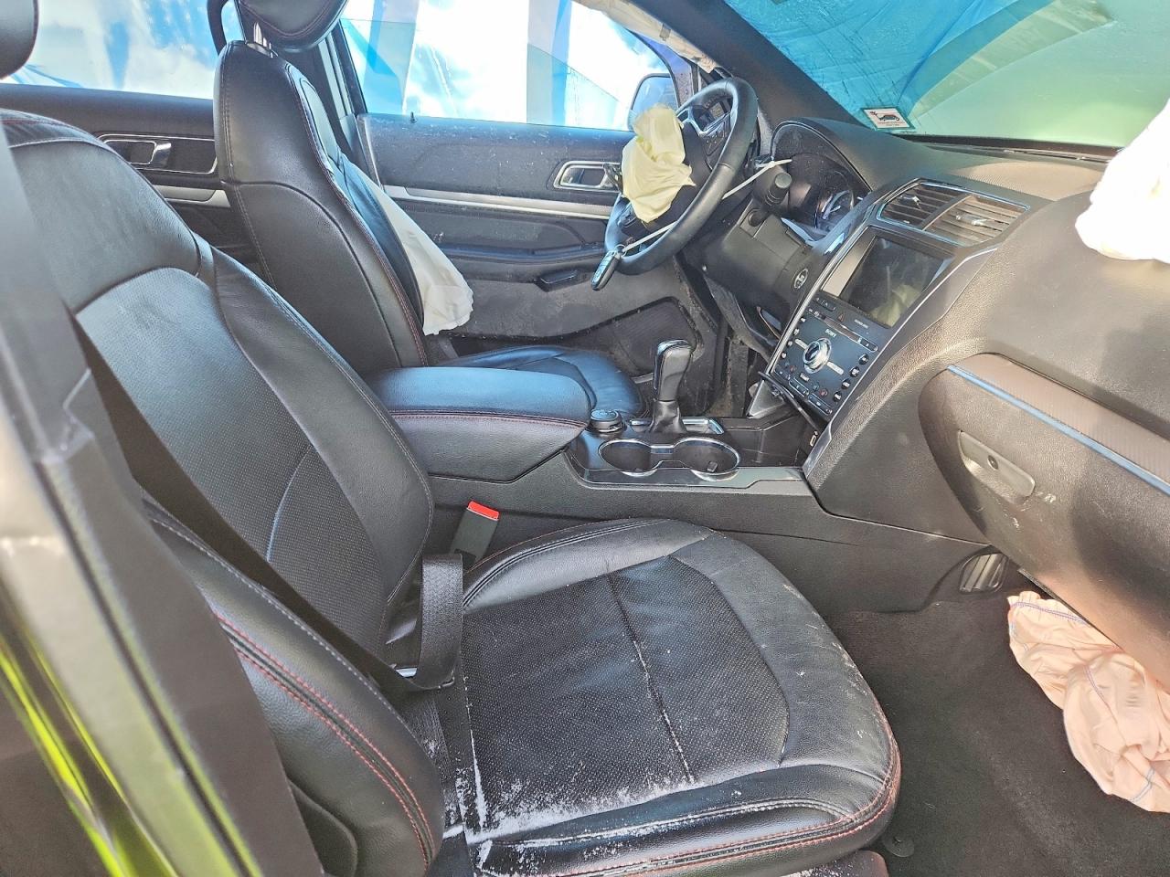 2018 FORD SUBN photo 13