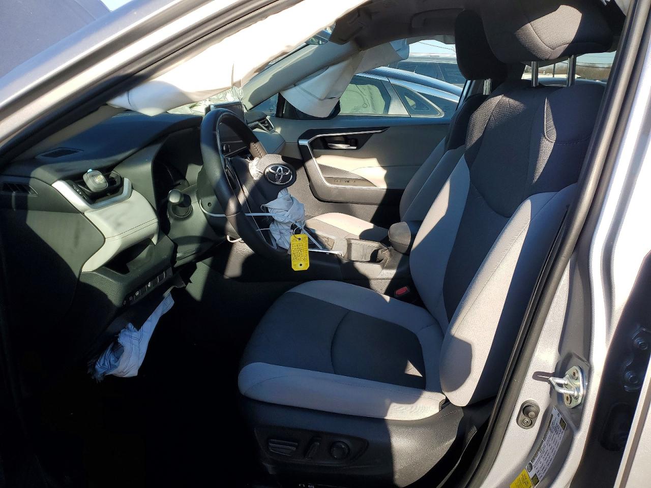 2024 TOYOTA RAV4 XLE photo 7