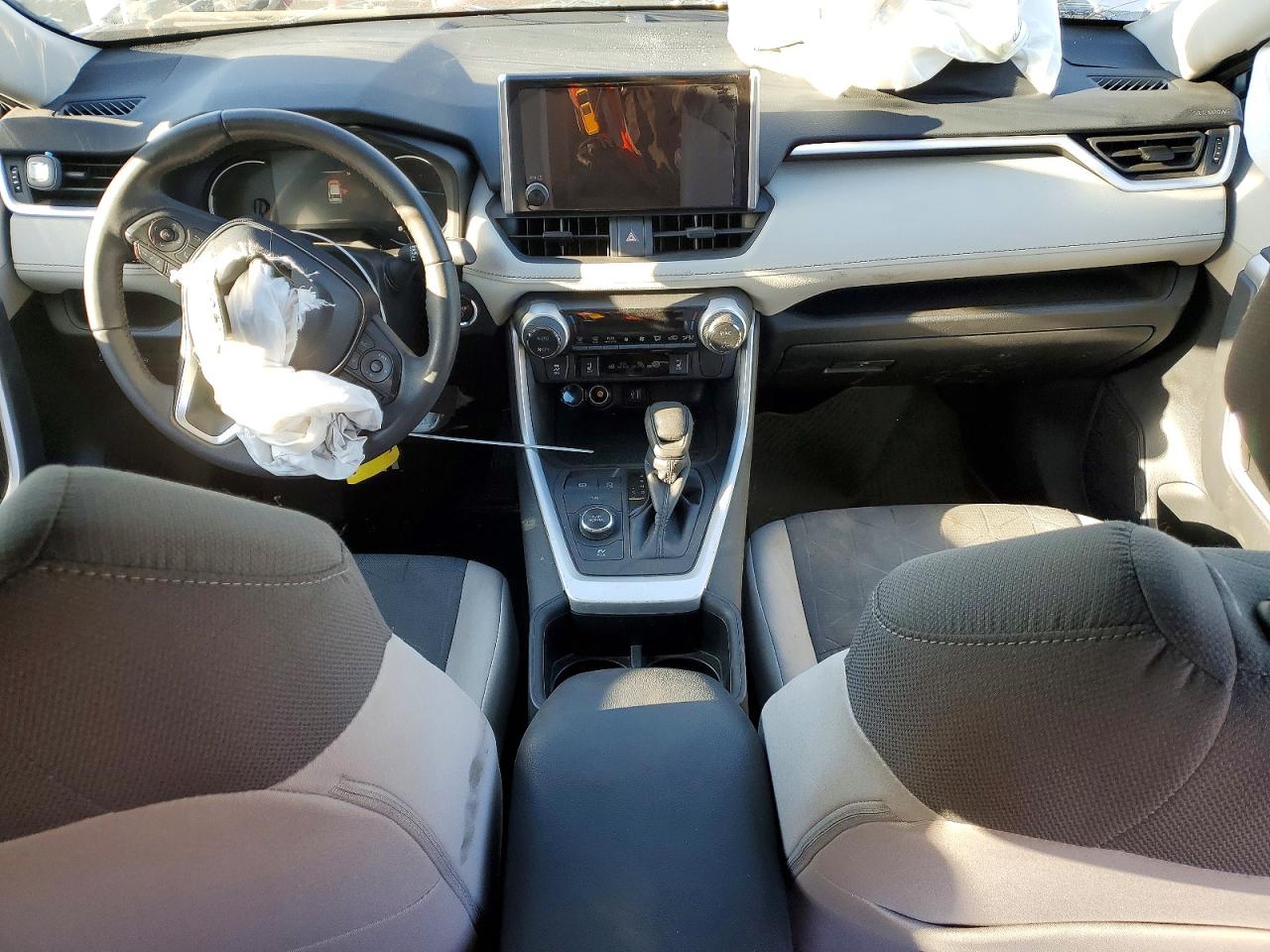 2024 TOYOTA RAV4 XLE photo 8
