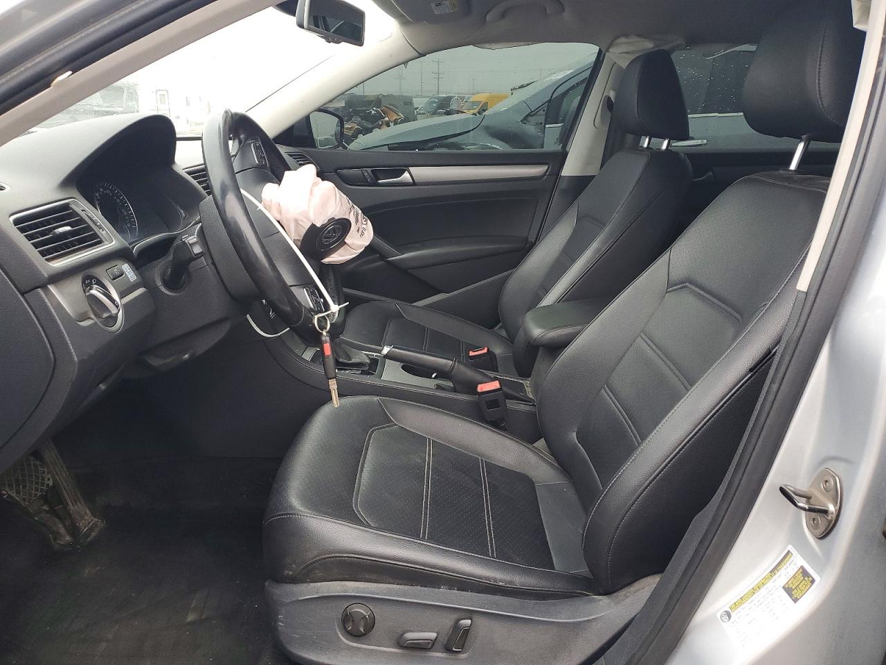 2014 VOLKSWAGEN PASSAT SE photo 13