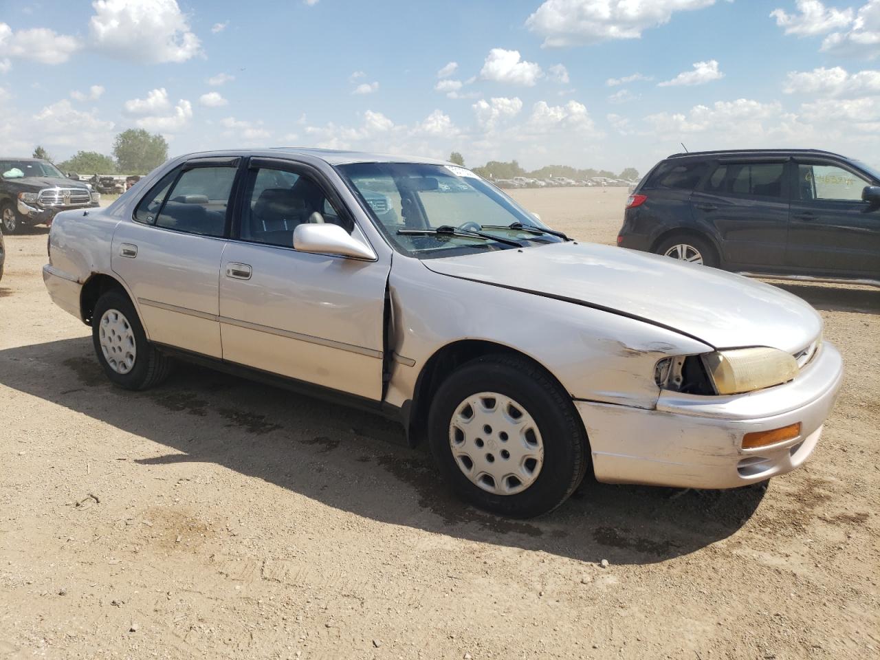 1996 TOYOTA CAMRY DX photo 4