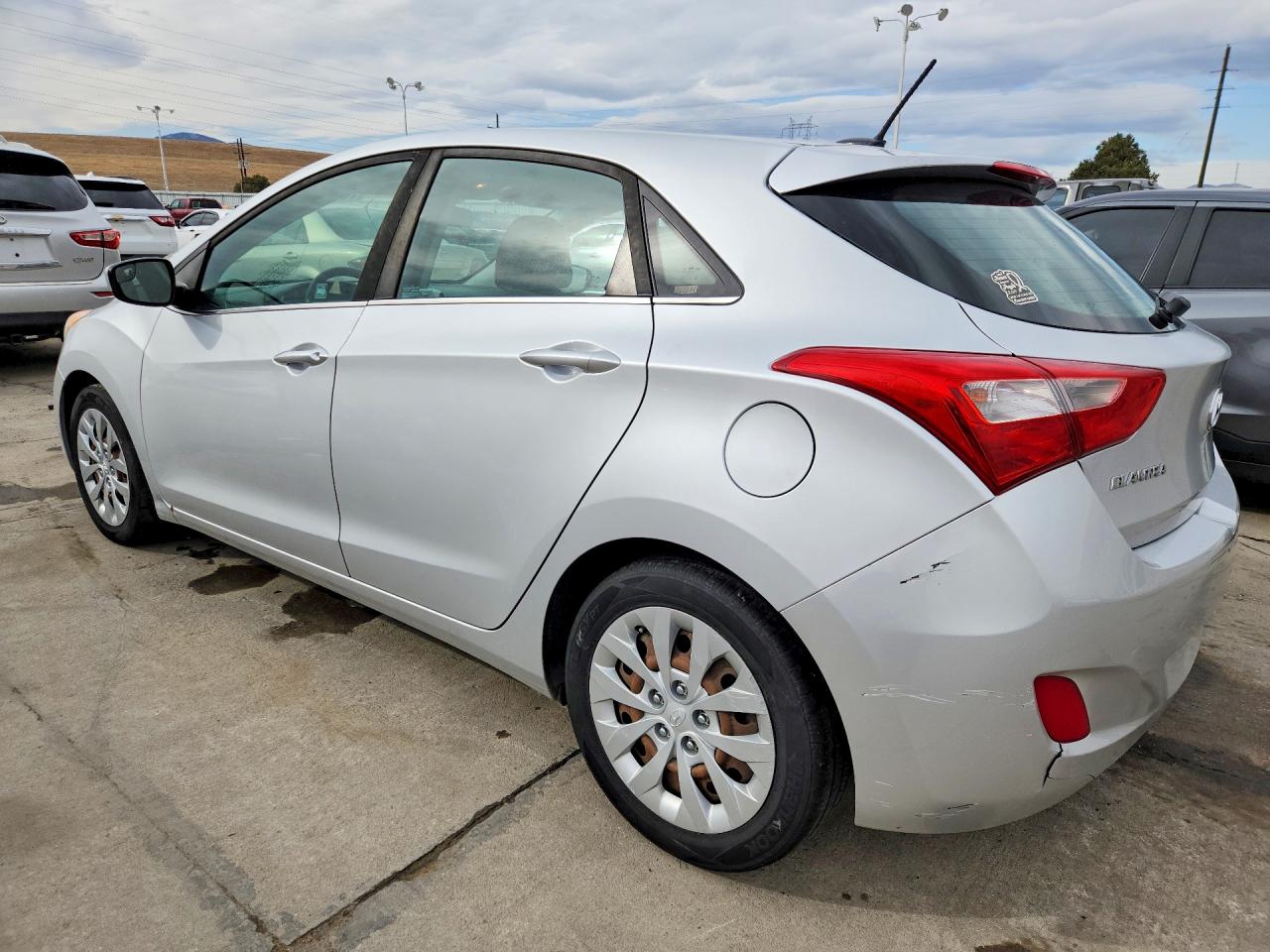 2017 HYUNDAI ELANTRA GT BASE photo 2
