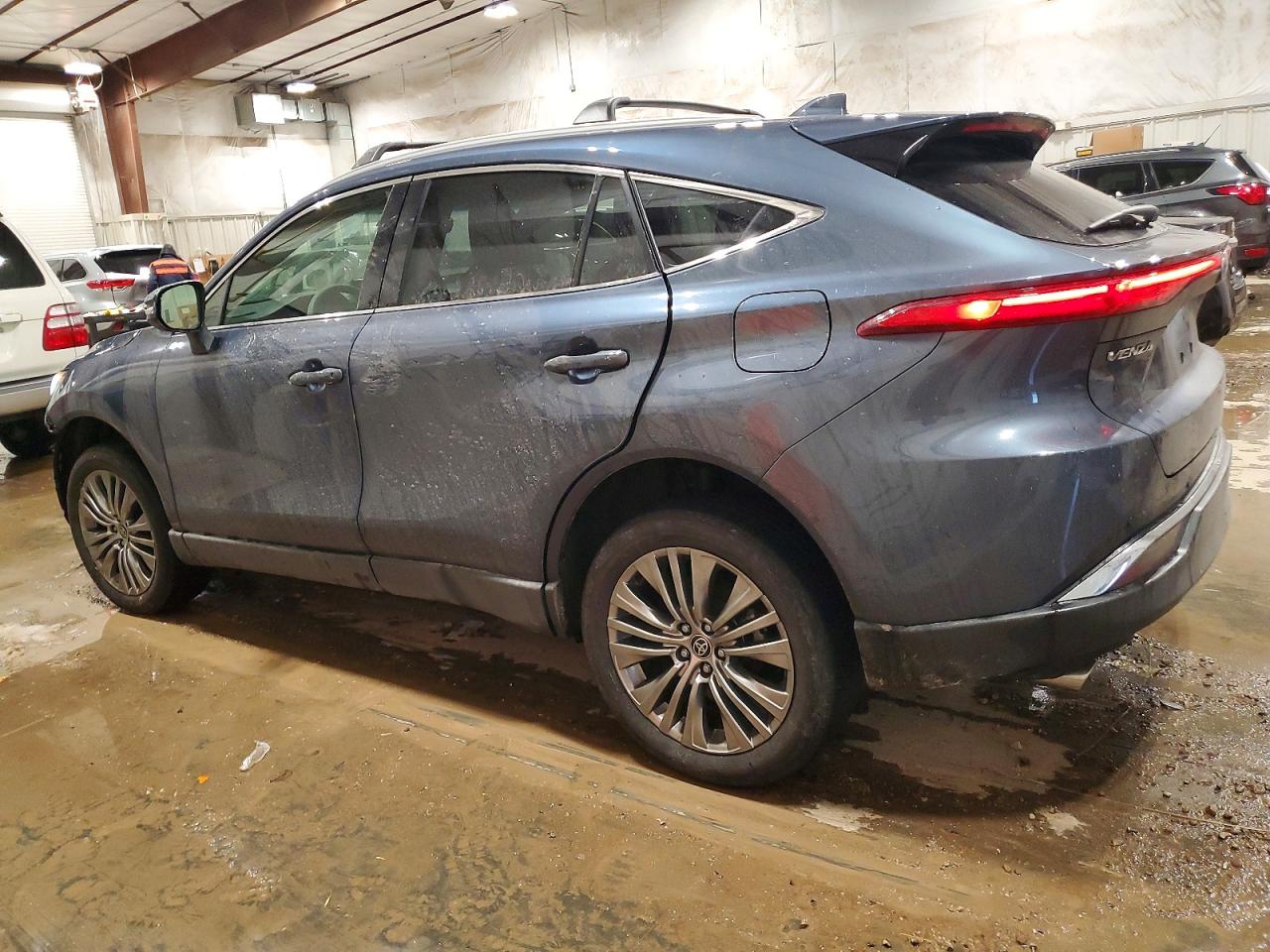 2022 TOYOTA VENZA XLE photo 2