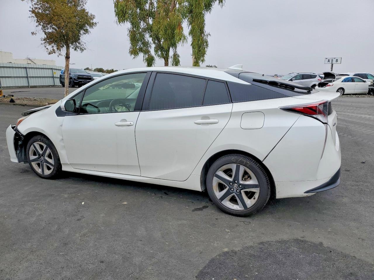 2016 TOYOTA PRIUS photo 2