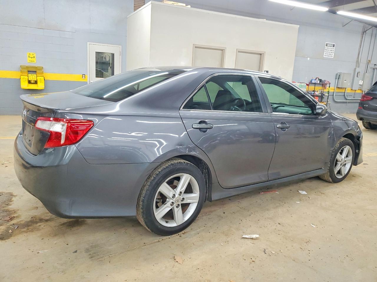 2013 TOYOTA CAMRY L photo 5