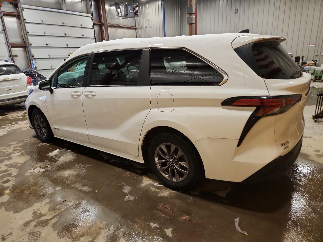 2021 TOYOTA SIENNA LE photo 2