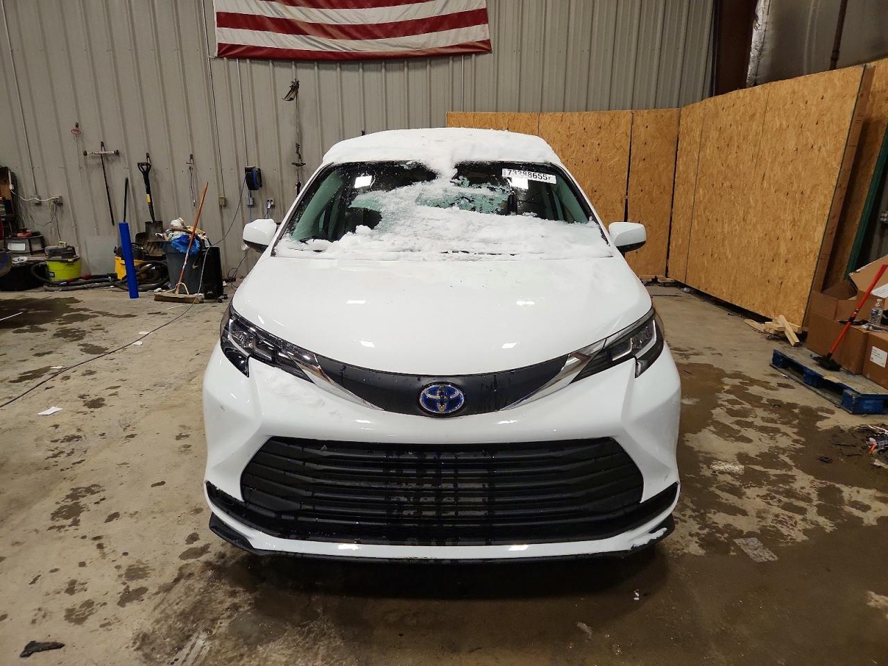 2021 TOYOTA SIENNA LE photo 5