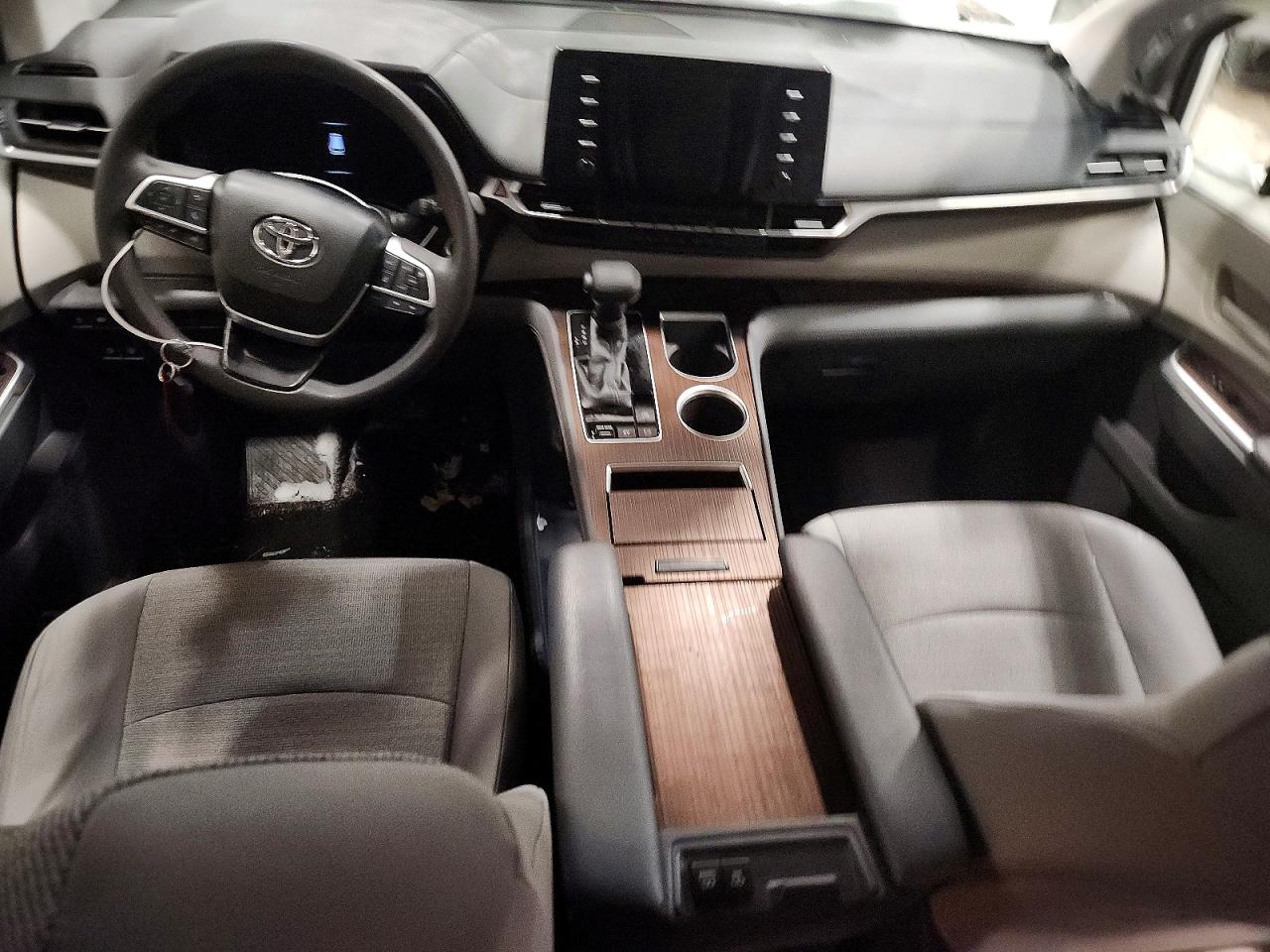2021 TOYOTA SIENNA LE photo 8