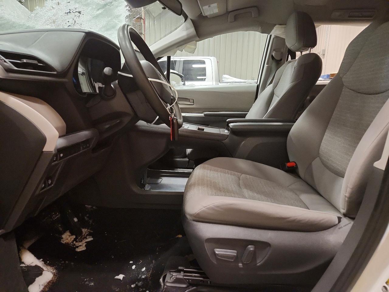 2021 TOYOTA SIENNA LE photo 7