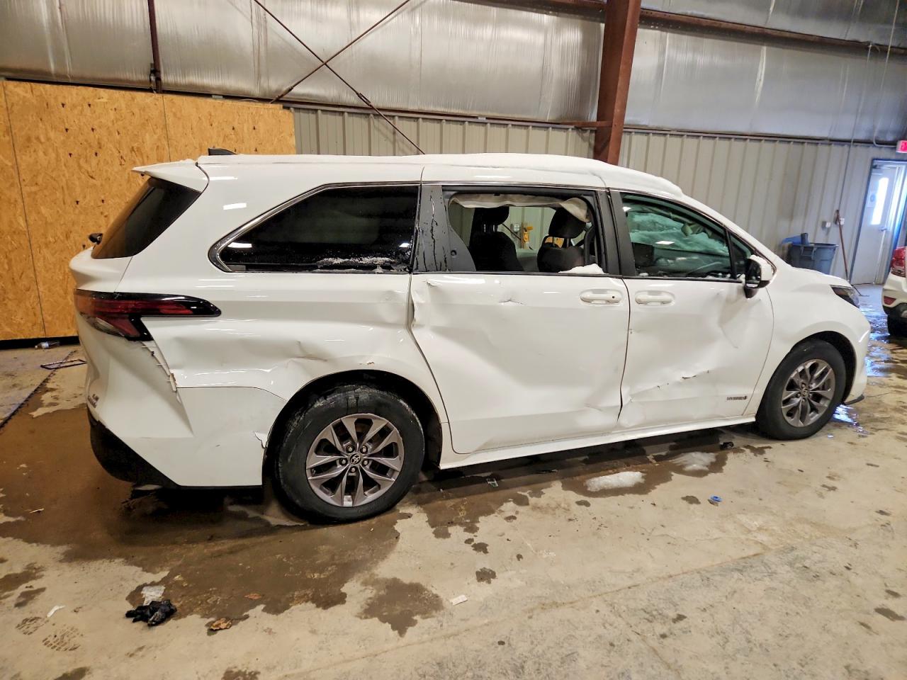 2021 TOYOTA SIENNA LE photo 3