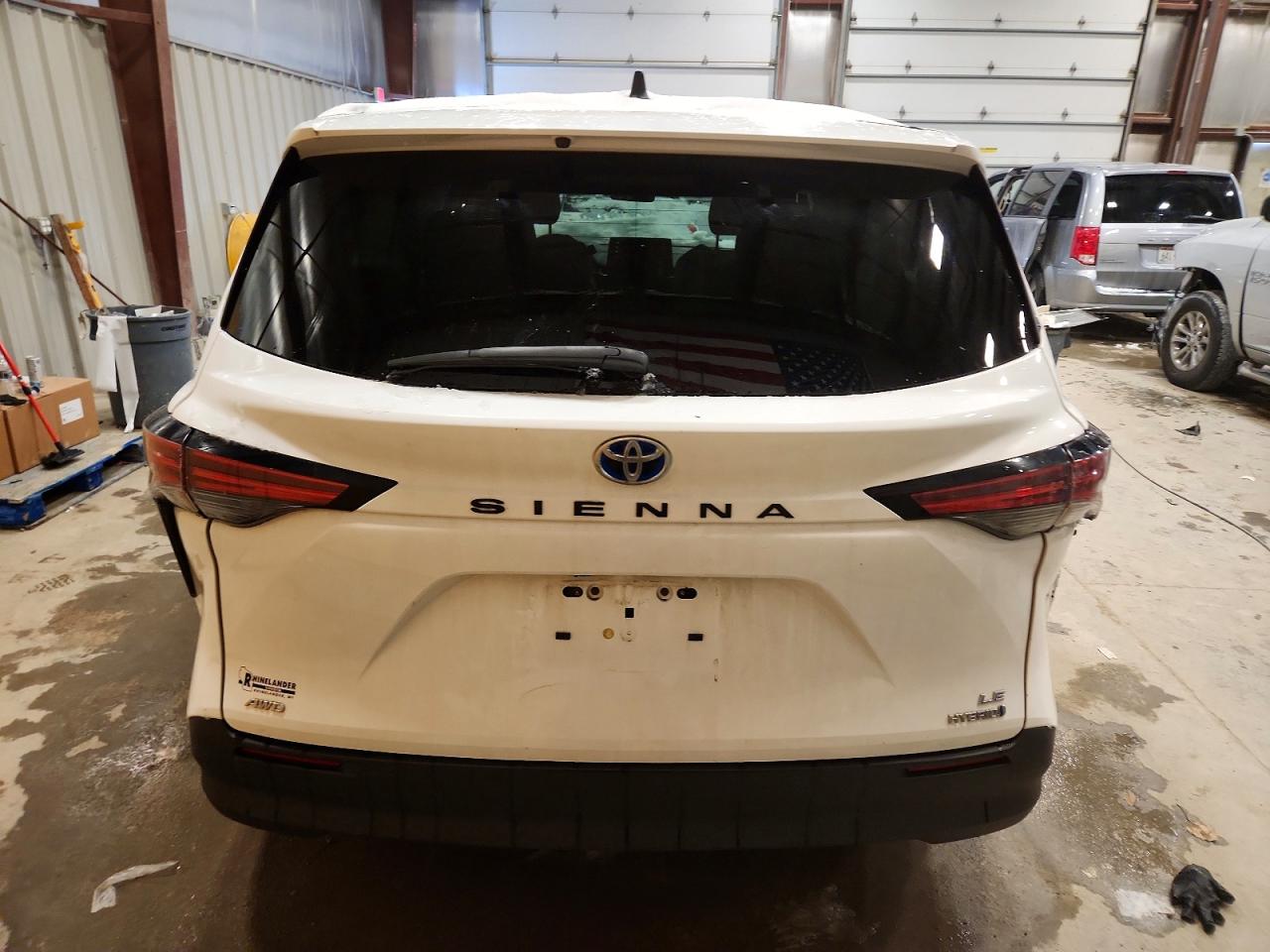 2021 TOYOTA SIENNA LE photo 6