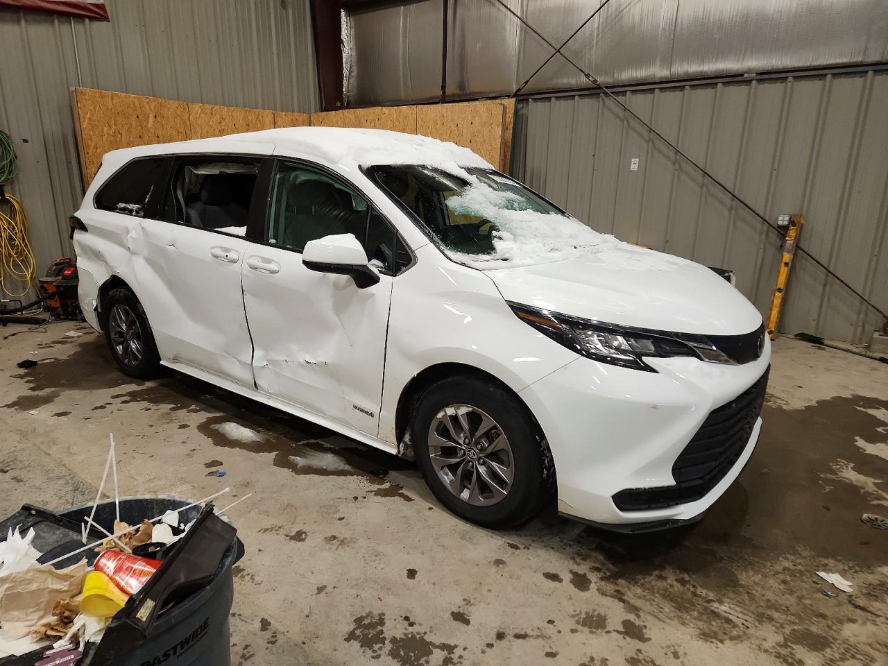 2021 TOYOTA SIENNA LE photo 4
