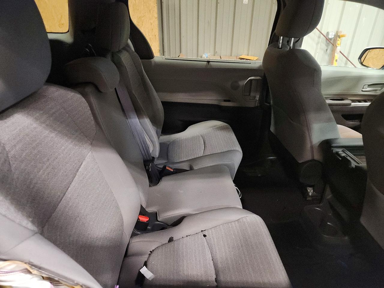 2021 TOYOTA SIENNA LE photo 11