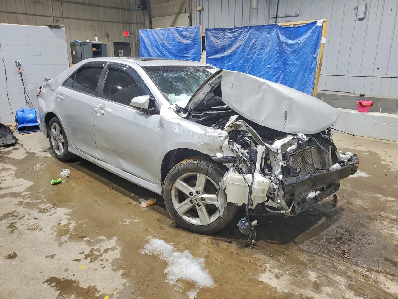 2014 TOYOTA CAMRY SE photo 4