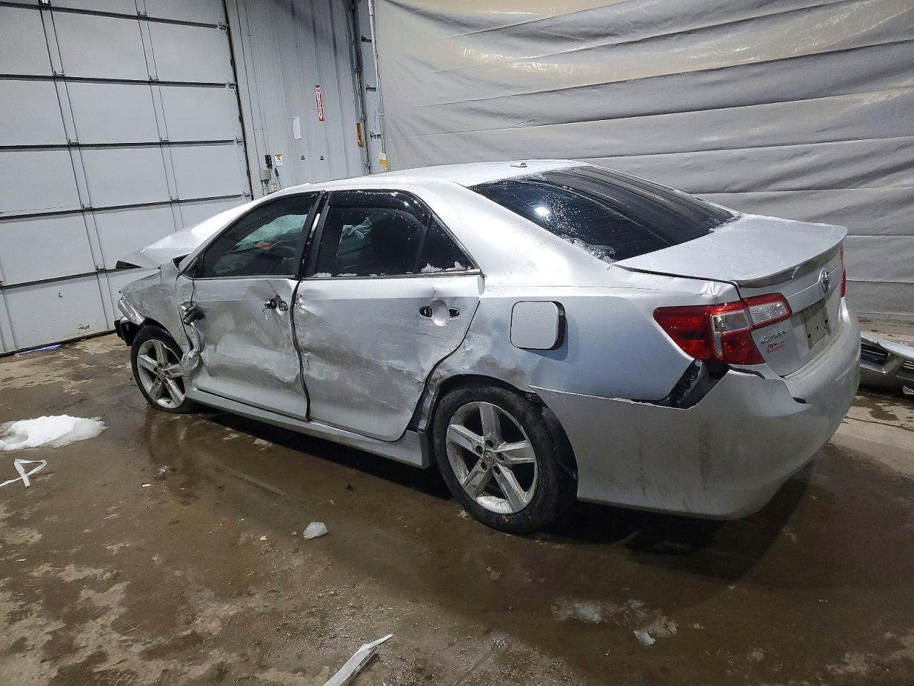 2014 TOYOTA CAMRY SE photo 2